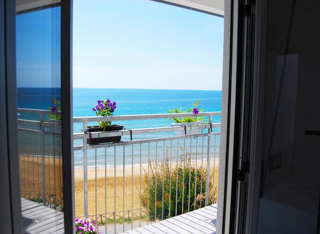 B&B Capo Rizzuto Fronte Mare Экстерьер фото